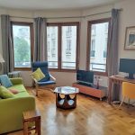 Lounge with corner aspect